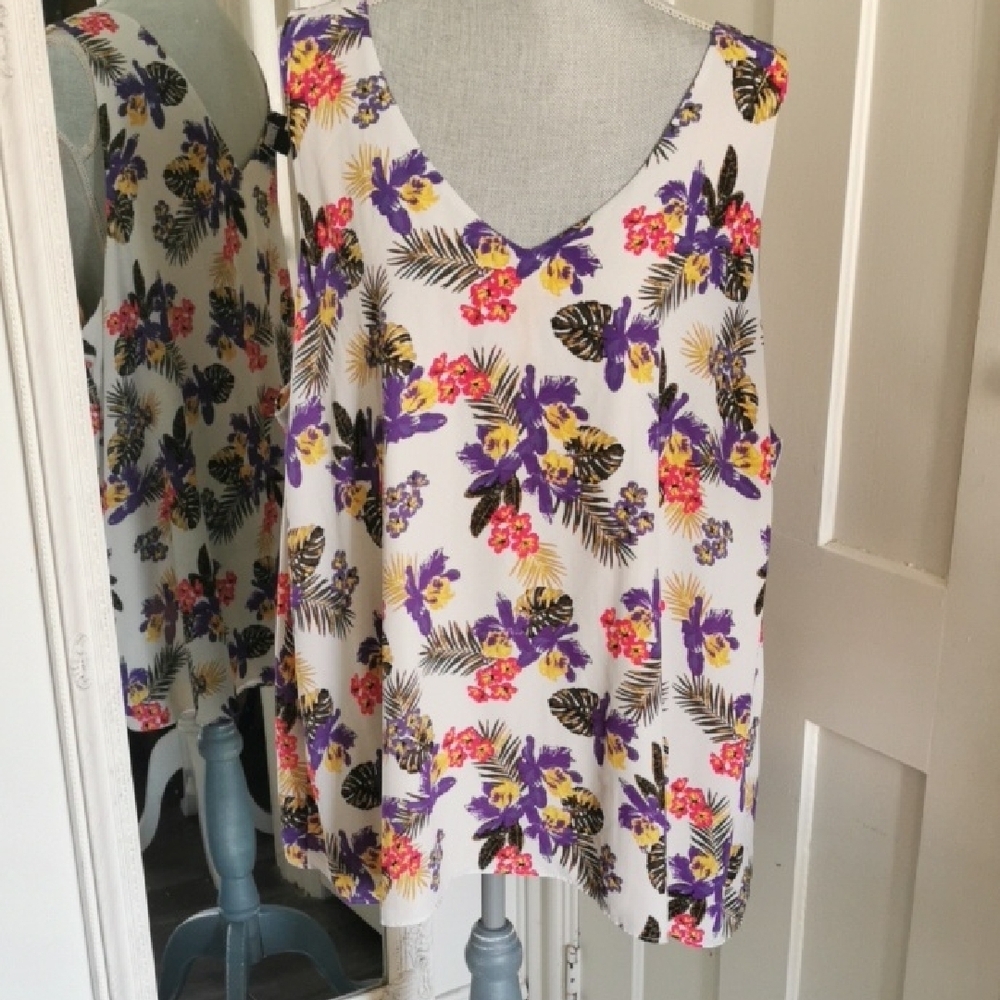 Michel Studio sleeveless floral tropical print blouse. Size 24. EUC
